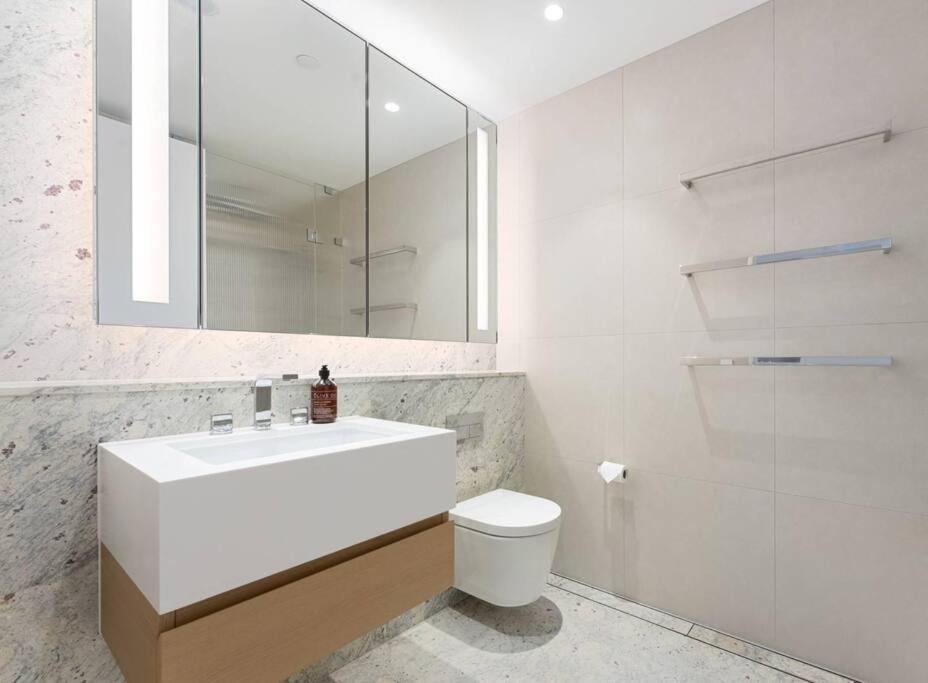 Luxury 1br Iconic Harbour Views In Barangaroo Apartment Sydney